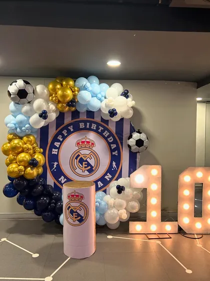 The Real Madrid theme from another angle, showing the full circular balloon design and custom pedestal.