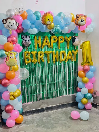 A slightly different angle of the vibrant jungle animal birthday setup.