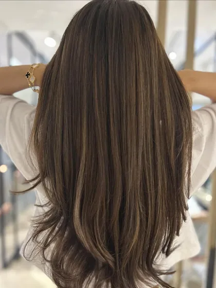 A three-tone highlight blend that is perfect for summer. The back-to-back foils create a bright, dimensional look that shines.