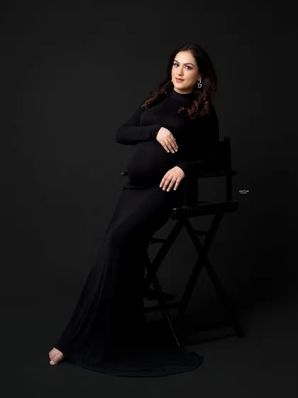 Oh so stunning. A classic seated portrait in a long black gown. The simplicity of the setup puts all the focus on the beautiful mamma-to-be.
