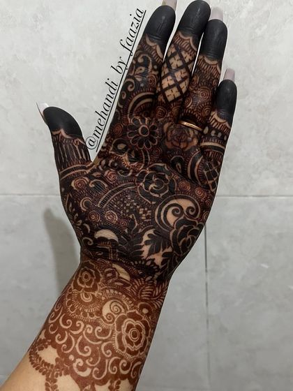 When you are in love with your henna stain. This is the kind of deep, dark color that makes all the mehnat worthwhile.