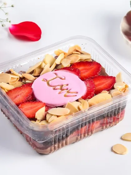 A delicious strawberry and almond dessert tub, perfect for a cozy winter treat. The combination of fresh fruit, chocolate, and nuts is simply irresistible.