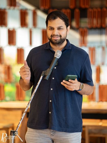 A performer gestures with a thumbs-up, showing the positive and supportive outcome of sharing vulnerabilities.