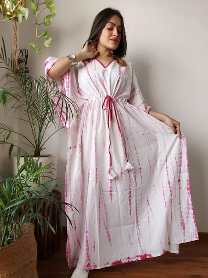 A simple yet elegant white and pink tie-dye kaftan. The lightweight cotton fabric makes it ideal for hot and humid weather.