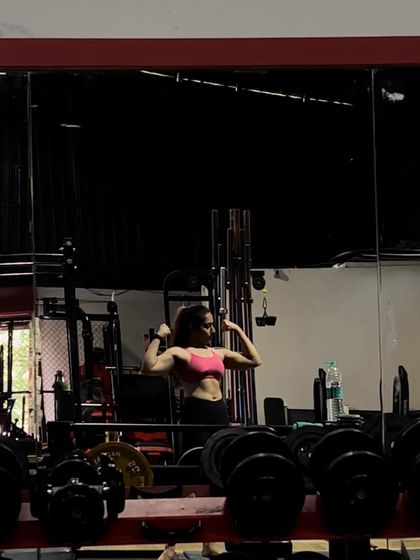 A mirror selfie from early 2022, flexing and feeling the pump.