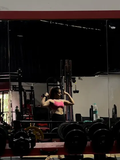 A mirror selfie from early 2022, flexing and feeling the pump.