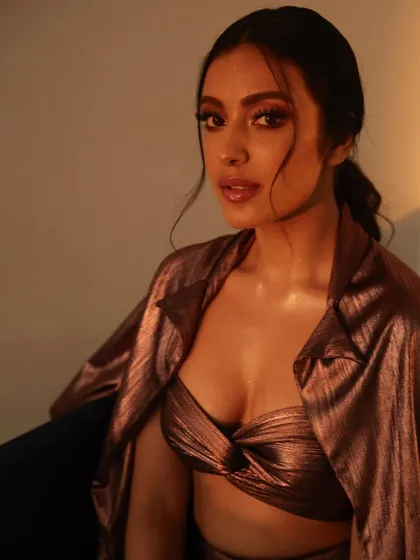 Golden hour with Sahher Bambba in this metallic co-ord set. The shimmering fabric and relaxed silhouette make it a glamorous yet effortless look for an evening out.