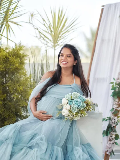 An ethereal and soft makeup look for a maternity photoshoot. I used gentle, luminous products to enhance the natural pregnancy glow, creating a serene and beautiful portrait for this special time.