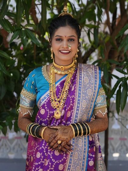 Unique caption for media id 147 describing the specific jewellery and look.