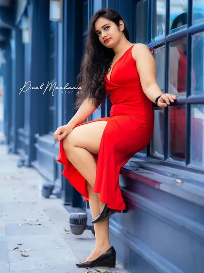 I love playing with color. The vibrant red of her dress against the cool blue of this urban wall creates a portrait that pops. This is a great example of how we can use Bengaluru's cityscape to create bold, scroll-stopping images for your social media or portfolio.