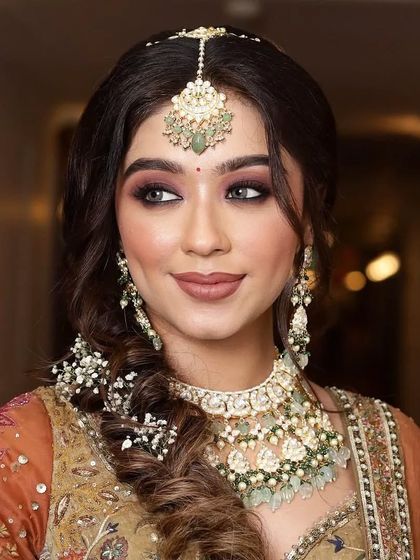 A stunning smokey eye bridal look by my student Aarti. You will learn how to create dramatic yet elegant eye makeup that is perfect for a bride who wants to make a statement.