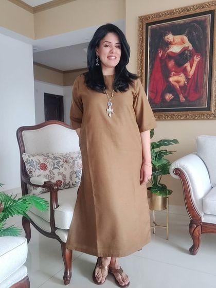The full look of the anti-fit brown dress. This style is all about comfort and relaxed sophistication, perfect for a therapeutic day of heart-to-heart conversations.