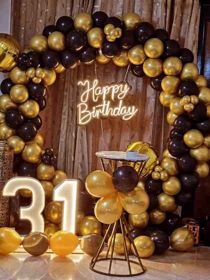 A bright, centered photo of the 31st birthday balloon ring, perfect for a sophisticated celebration.
