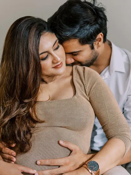 This is the kind of raw emotion I strive to capture. A tender, intimate close-up that is all about the deep connection and affection between the parents-to-be, without any distractions.