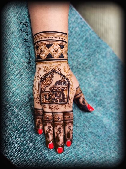 The completed design, with the doli scene beautifully filled in and surrounded by delicate floral work.