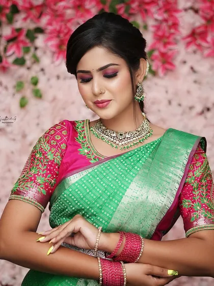 In my live demonstrations, I focus on details like creating the perfect eye makeup. Here you can see a vibrant pink and purple cut-crease eyeshadow look, a key technique for creating dramatic bridal styles.