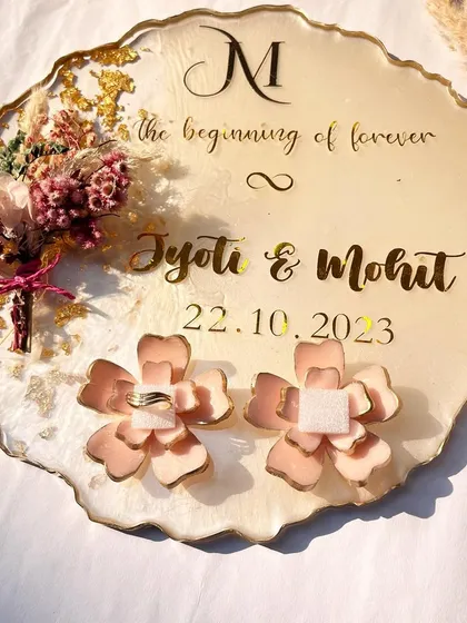 This design features my new rose-shaped ring holders in a lovely pink shade. The platter has a creamy base with gold accents and a small bouquet of preserved flowers.