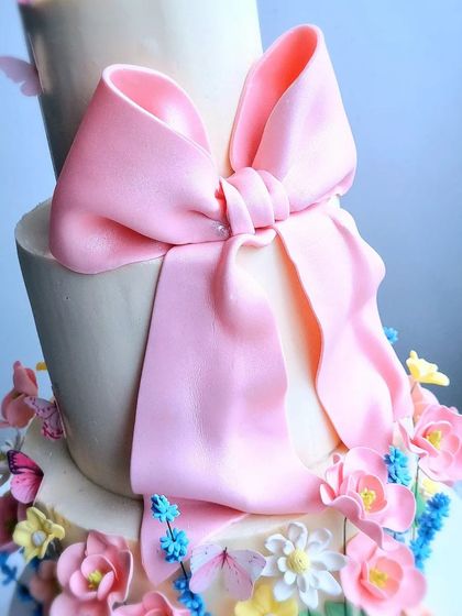 A detailed shot of the large, structured fondant bow.