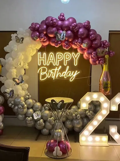 A clear, bright photo of the complete 23rd birthday balloon ring decoration.