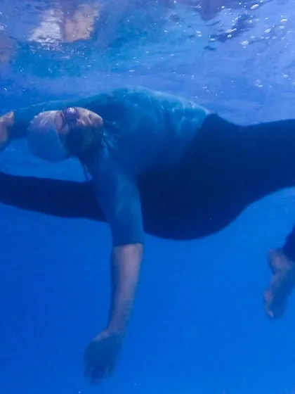Ever tried Aqua Yoga? It’s a completely different way to understand your body and balance. This is one of my favorite ways to play and explore movement, offering a low-impact practice that is both challenging and incredibly fun.