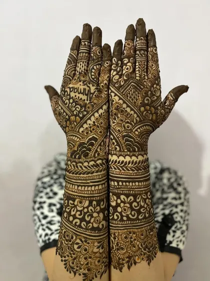 A clear shot of the engagement design with the groom's name, 'Ahmad', beautifully written on the bride's palm.