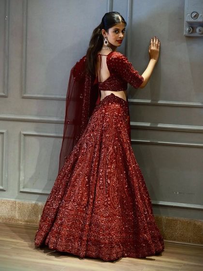 We are loving the deep Bordeaux tones of this fully embellished lehenga. A sophisticated and glamorous choice for a winter wedding.