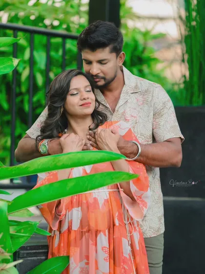 A relaxed and stylish poolside shoot. The lush green surroundings and calm water provide a beautiful, resort-like setting for casual and romantic couple photos.