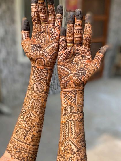 A very detailed and symmetrical bridal design. I take great care to ensure both hands mirror each other, creating a balanced and stunning final look.