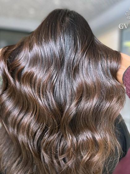 Another angle of this incredibly shiny and healthy-looking brown hair. The gloss is undeniable.