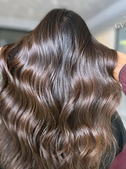 Another angle of this incredibly shiny and healthy-looking brown hair. The gloss is undeniable.