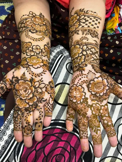 This design is a beautiful bouquet of flowers on the hands. I've used various floral shapes and sizes to create a pattern that feels like a garden on the skin.