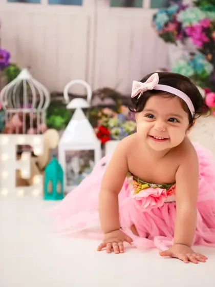 On the move! Capturing a baby crawling towards the camera during their first birthday shoot adds a dynamic and playful element to the gallery.
