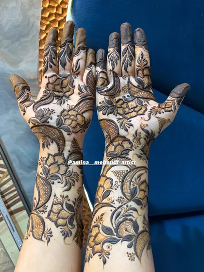 I love creating designs with negative space to make the floral patterns pop. This is a great example of a modern yet traditional bridal henna style.