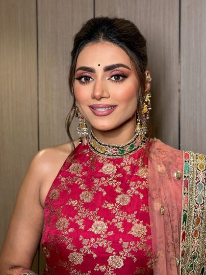 A final portrait of Tanvi's mehendi glam. She looks absolutely radiant and happy.