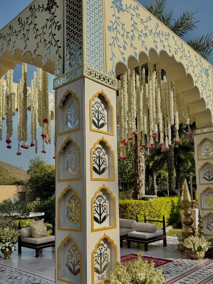 A testament to timeless Rajasthani architecture, this jharoka-inspired mandap was designed to blend seamlessly with the natural beauty of Udaipur, complete with intricate block prints and muted, contemporary colors.