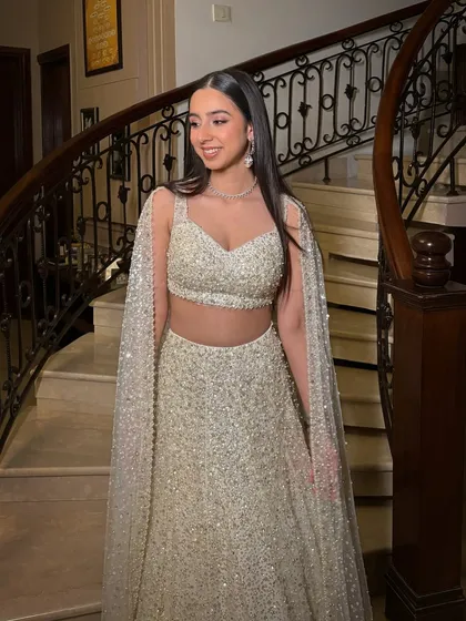 The sister of the bride deserves her main character moment too. For this cocktail party, we went with a soft pink glam, shimmering details, and a sharp winged eyeliner. It's a look that is both stunning and party ready.