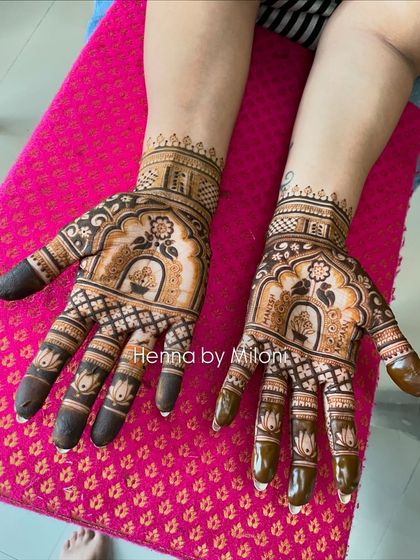 Both hands of the jharokha design, showing the beautiful symmetry and balance.
