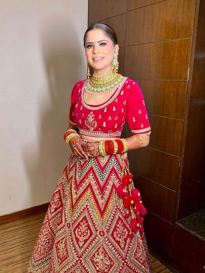Gunjan looking absolutely lovely in her full bridal attire. The makeup is designed to complement her mint green jewelry.