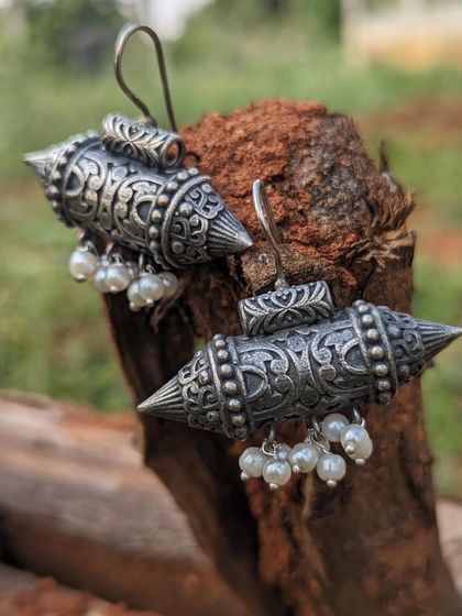 These black polish Tabiz hook earrings have a unique, edgy design that goes perfectly with indo-western styles. I've added pearls to give them an elegant touch.