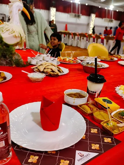We can seamlessly integrate your company's branding into our setup. This table setting features custom placemats and branded water bottles for a professional and personalized touch at your corporate dinner.