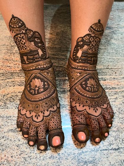 A straight-on view of the royal elephant foot mehendi, showing the symmetry of the design.