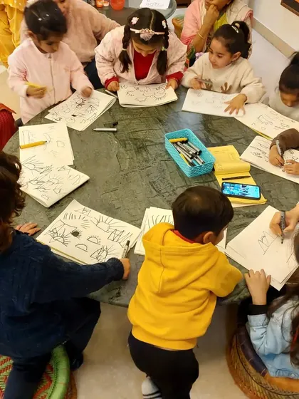 "Come, let's draw!" Our drawing class for toddlers is a lively session where little hands learn to make their first marks and tell their first stories on paper.