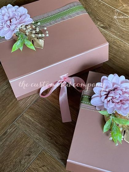 Currently crushing on these hues. These elegant dusty rose gift boxes are adorned with a delicate floral arrangement, perfect for bridesmaid proposals or other special occasions.