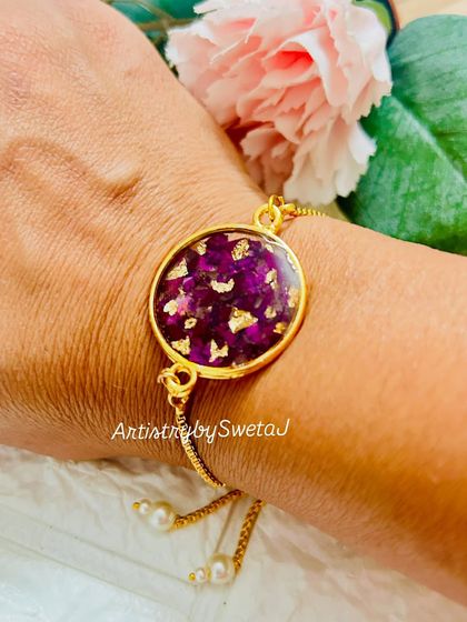 A beautiful bracelet made with real preserved rose petals and gold flakes, with an adjustable chain for the perfect fit.