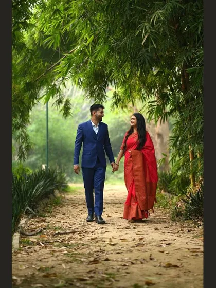 A romantic walk through a lush green pathway in Delhi. I find the best natural light and scenic spots for couple photoshoots that feel authentic and unstaged.