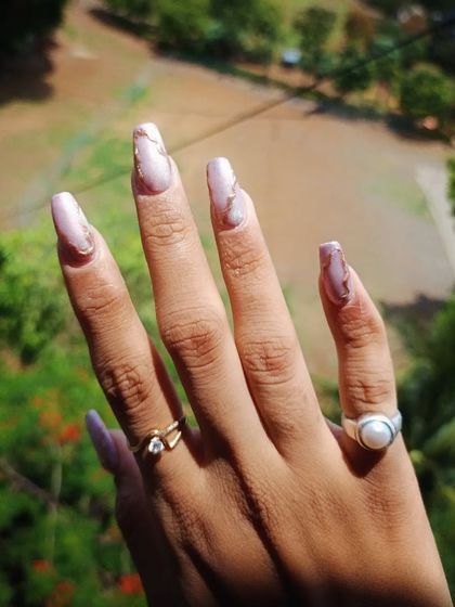 A subtle take on 3D nail art, this set features a marble base with delicate, raised gold lines for a touch of texture.