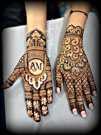 A beautiful mix of styles, with one hand featuring a custom initial and the other a dense, traditional pattern. Perfect for an engagement.