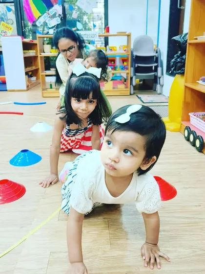 Look at these energiser bunnies go! This crawling game is fantastic for building core strength and coordination. It’s amazing to see how focused and determined they get, all while having an absolute blast together.