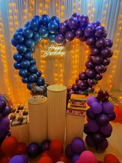 A heart-shaped balloon arch in shades of blue and purple. This romantic design is also a great choice for birthday celebrations, not just anniversaries.