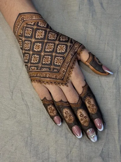 I love to blend tradition with a modern touch. This design features a bold geometric pattern, offering a contemporary and chic alternative to classic floral styles for a truly unique look.